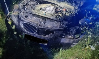 Szaleńcza ucieczka pijanego kierowcy BMW! Rondo pokonał… w powietrzu, skasował latarnię i wylądował na trawniku