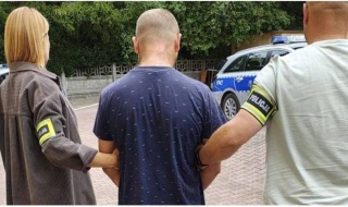 Zabił własnego brata? Śmiertelny upadek z IV piętra i zarzut zabójstwa