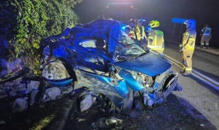 Peugeot uderzył w mur. Drogowy koszmar w powiecie zgierskim, nie żyje 20-letnia kierująca