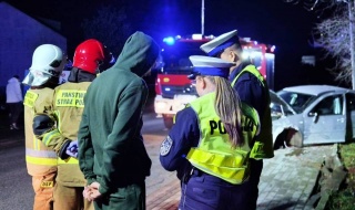 Auto bez badań, kierowca w trakcie kursu prawa jazdy - cud, że nikt nie zginął! 17-latek w VW roztrzaskał się na słupie [Wideo, Foto]