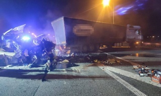 Potworne zderzenie na A1 w Anielinie. Jedna osoba nie żyje, droga w kierunku Gdańska zamknięta [Foto]