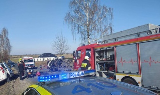 Wypadek dwóch osobówek w gminie Moszczenica. Na miejscu strażacy, ratownicy i śmigłowiec LPR. Sześć osób w szpitalu [Foto]