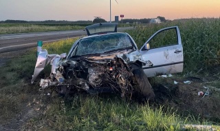 Zderzenie cysterny z gazem i osobówki. Ładunek stanął w ogniu, jeden z kierowców zabrany LPRem do szpitala. DK 74  zablokowana do rana [Foto]