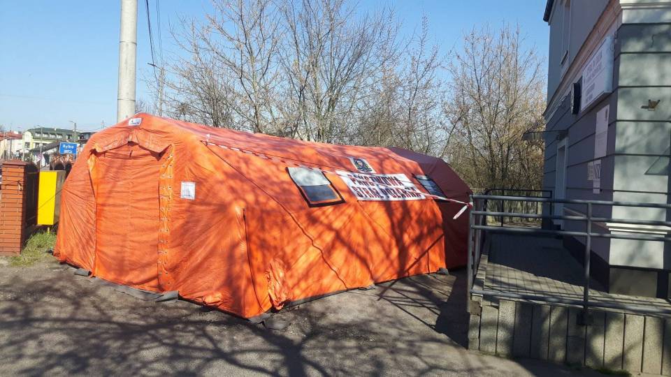 Przy wejściu do szpitala w Rawie Mazowieckiej stanął namiot do segregacji pacjentów