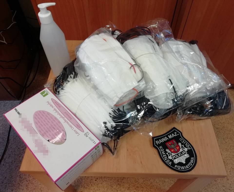 Rawscy policjanci otrzymali maseczki, rękawiczki jednorazowe oraz płyny do dezynfekcji