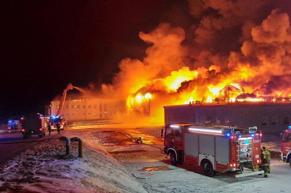 Ogromny pożar w Białej Rawskiej, płonie zakład przetwórstwa owocowego