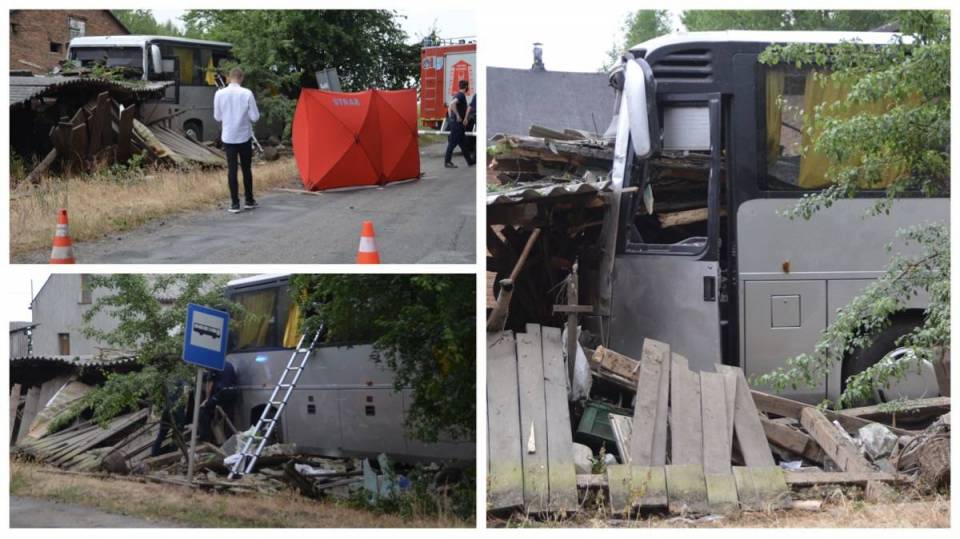 Tragedia w Parzniewicach, pracowniczy autobus wjechał w budynek. Nie żyje jedna osoba
