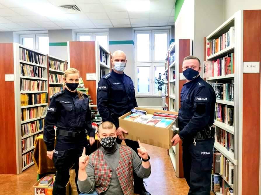 Policjanci z Rawy zebrali książki dla pacjentów onkologicznych