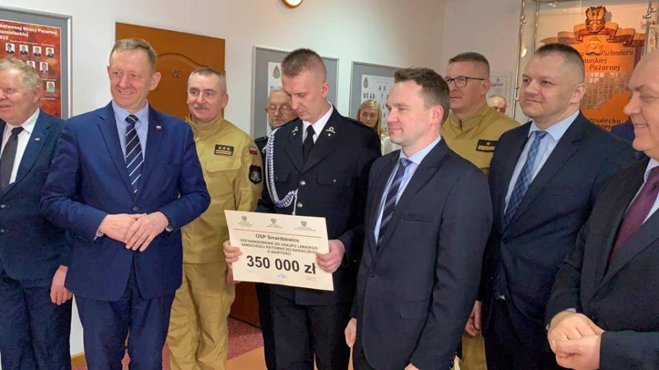 Promesy na nowe samochody ratowniczo-gaśnicze trafiły do OSP z regionu