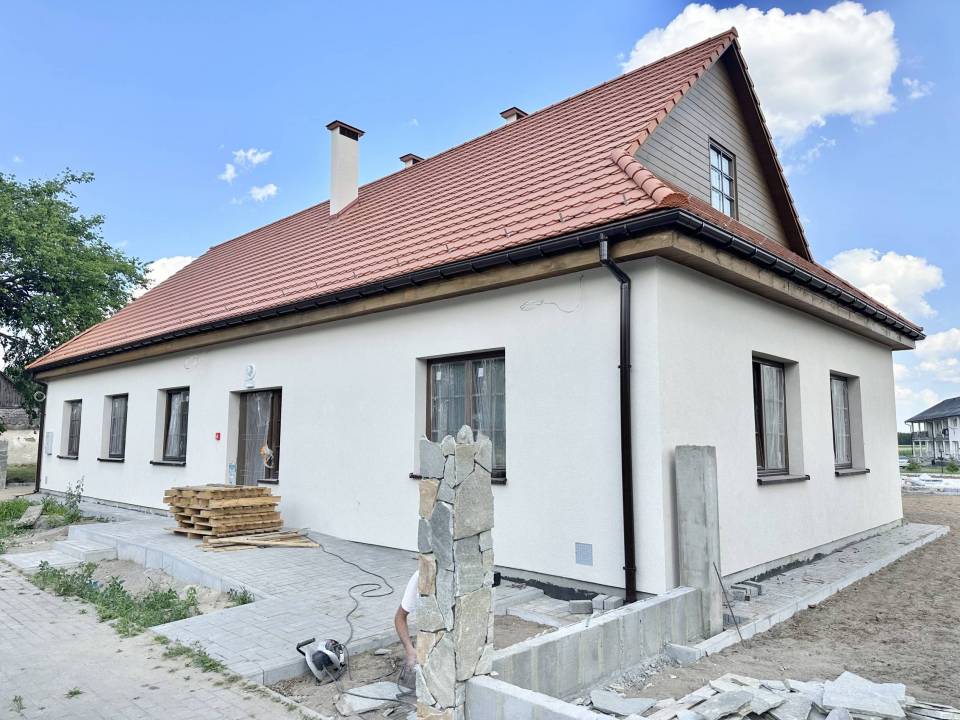 Gmina Daszyna realizuje projekt pod nazwą "Przystosowanie budynku Mazew 11 oraz części budynku Daszyna 40 do pełnienia funkcji turystycznych"