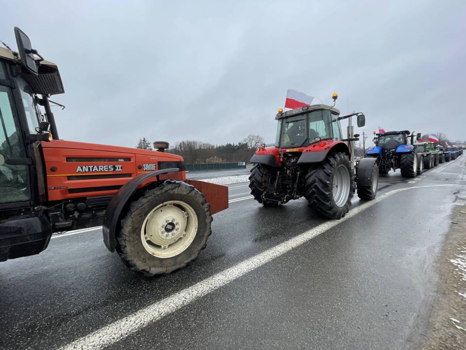Protestów ciąg dalszy! Rolnicy nie opuszczają A1 i S8. Jak ominąć kolumny ciągników?