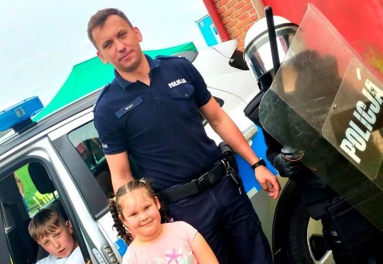 Policyjny radiowóz, dobre rady i dużo uśmiechu! Dzień Dziecka z dzielnicowym w Brzozówce