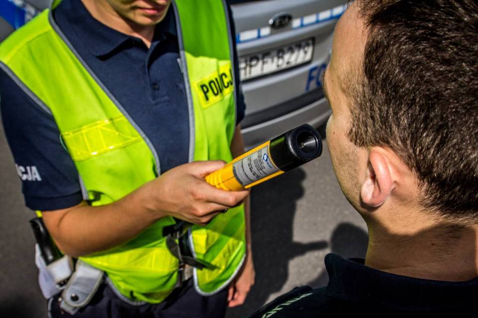 Niebezpieczna jazda na hulajnodze: 2800 zł mandatu za alkohol i pasażera