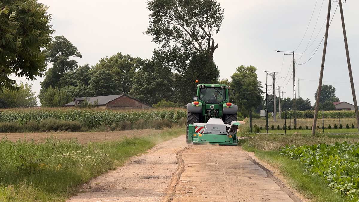 Gmina Krośniewice zakupiła bardzo ważną maszynę, która poprawi jakość poruszania się po szutrowych drogach